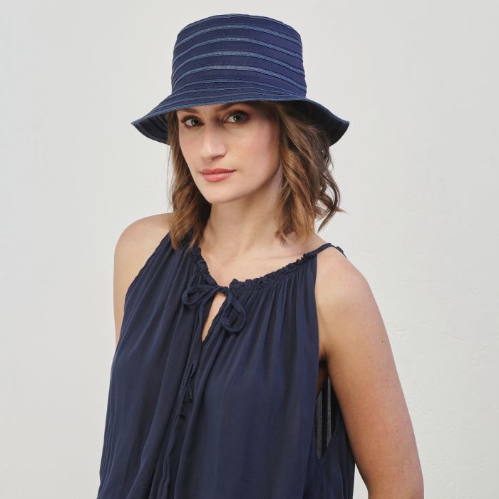 Cappello blu in tessuto