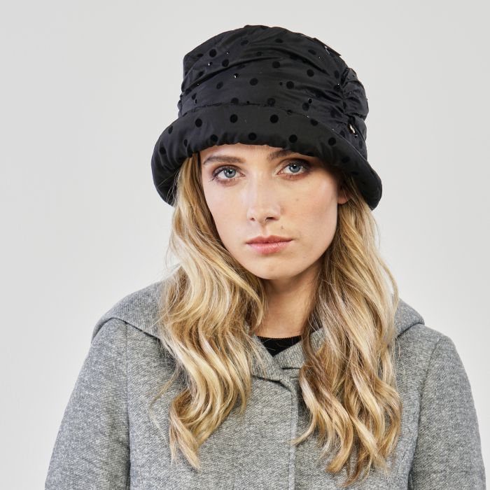 Cappello nero trapuntato con pois