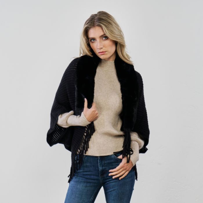 Mantella nera con frangie e bordo in peluche