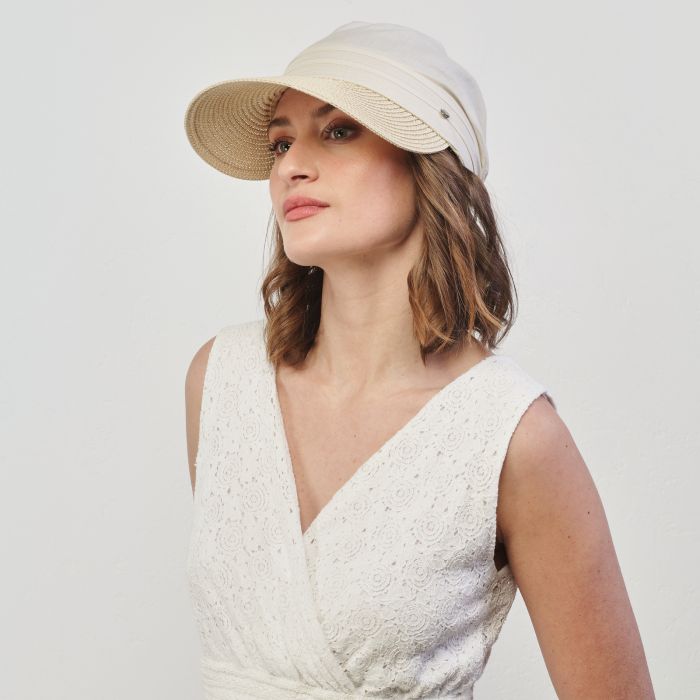 Cappello in tessuto beige con visiera in paglia