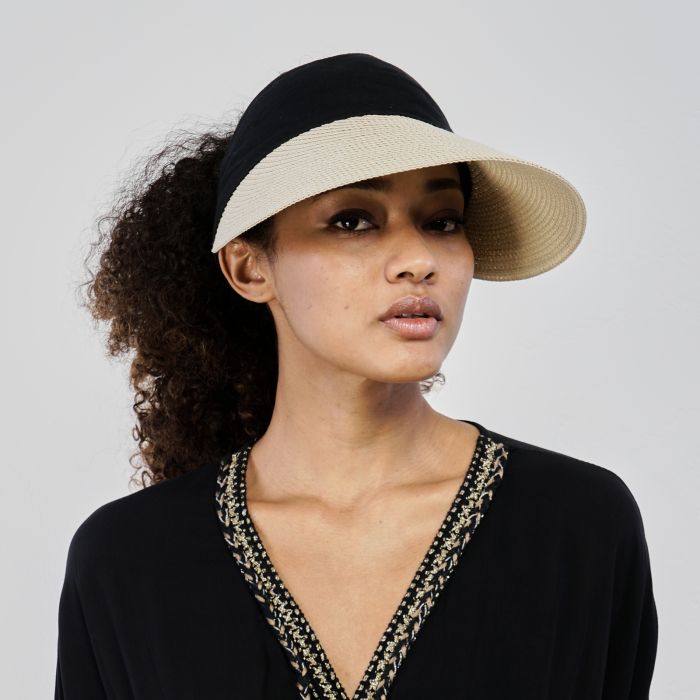 Cappello nero da mare con maxi visiera