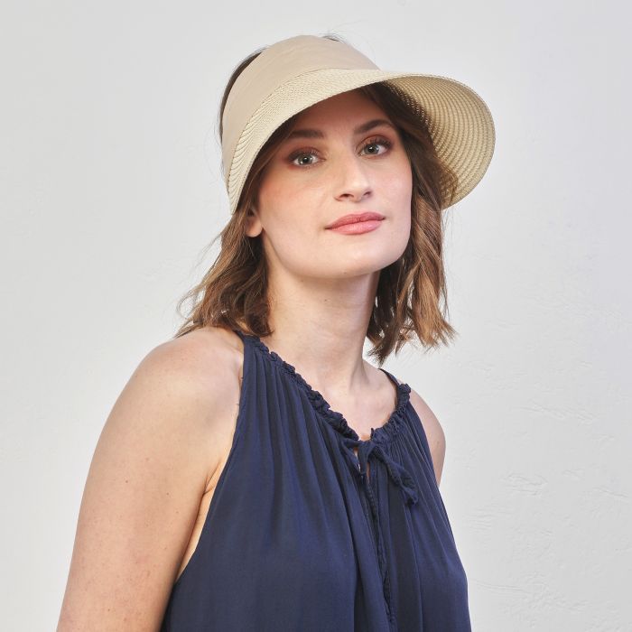 Cappello estivo beige con fascia in cotone e visiera in paglia
