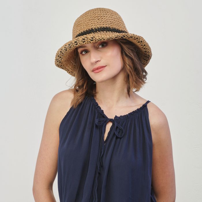 Cappello estivo beige in paglia con dettaglio a contrasto