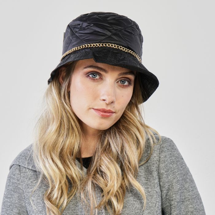 Cappello nero trapuntato con dettaglio catena