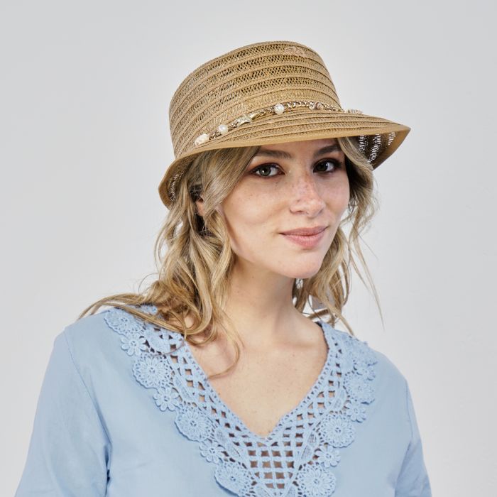 Cappello marrone da mare effetto paglia con charms