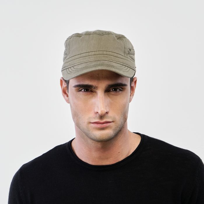 Cappellino verde con cuciture