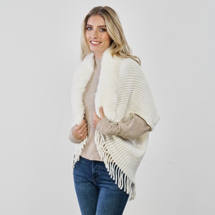 Mantella bianca con frangie e bordo in peluche