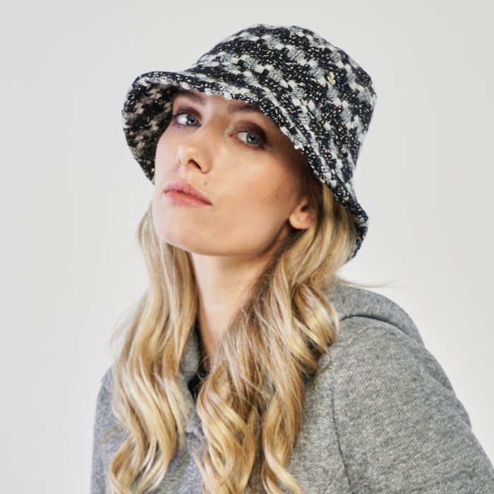 Cappello nero e bianco da donna