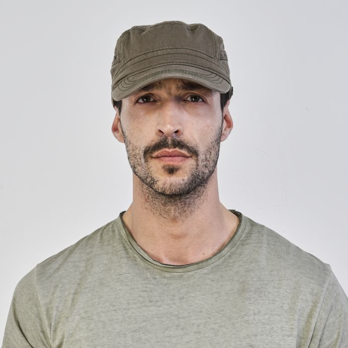 Cappellino verde da uomo con visiera