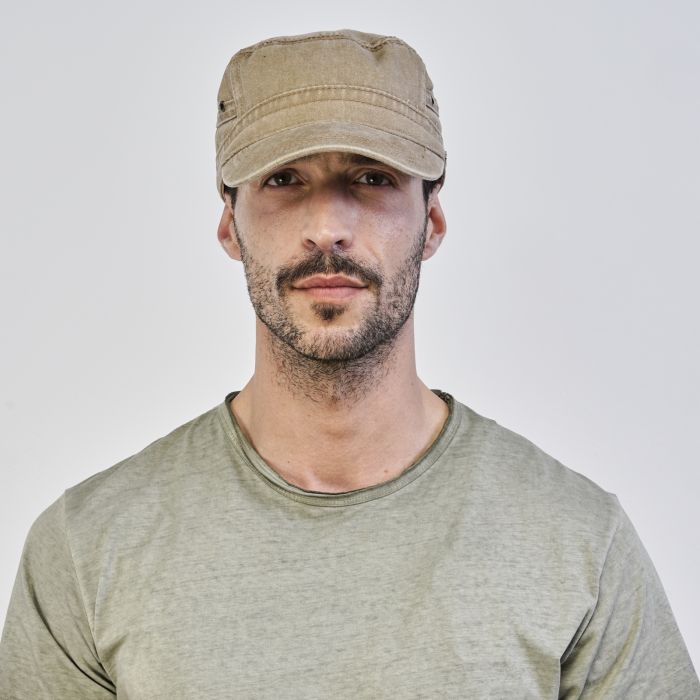 Cappellino beige da uomo con visiera