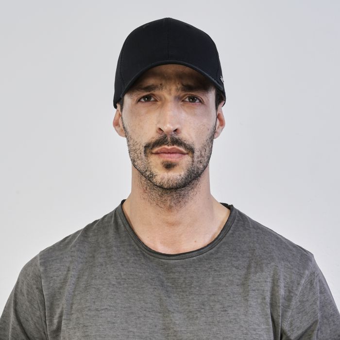 Cappellino nero da uomo con visiera