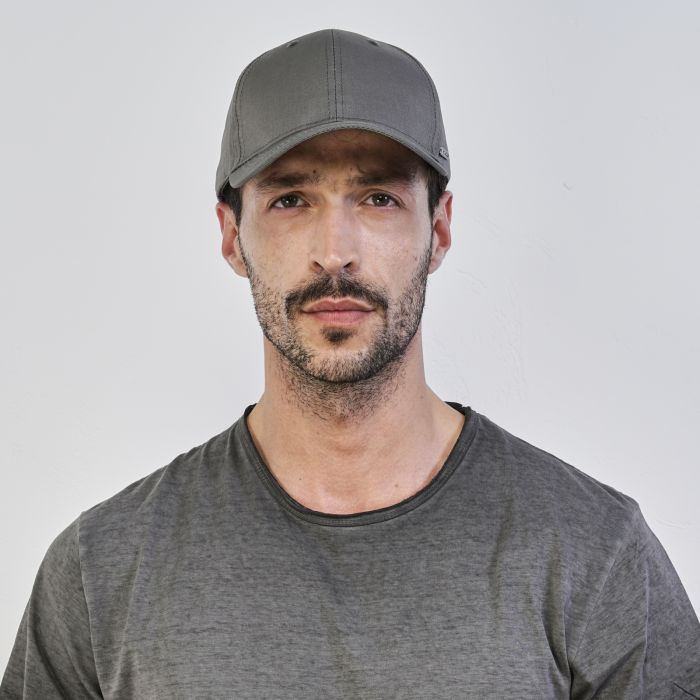 Cappellino verde da uomo con visiera