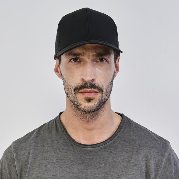 Cappellino nero da uomo con inserto traforato