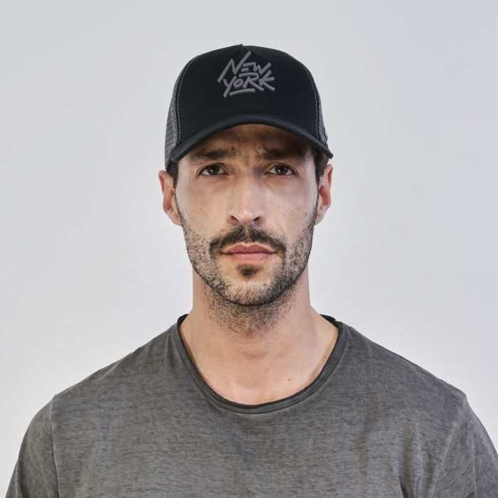 Cappellino nero da uomo con dettaglio scritta