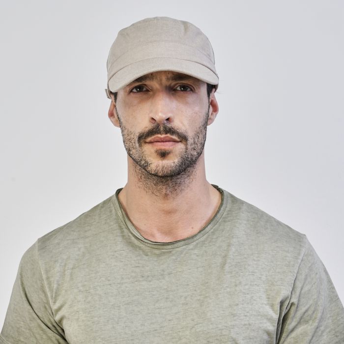 Cappello beige da uomo con visiera