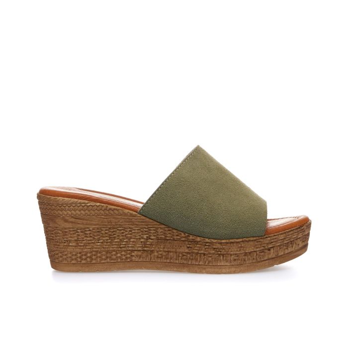 Ciabatte verdi in pelle con maxi zeppa