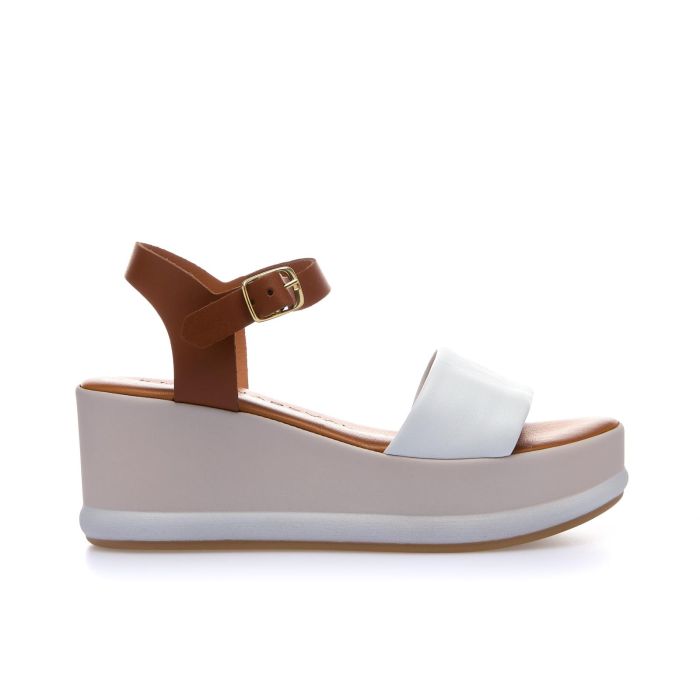 Sandali bianchi e marroni in pelle con cinturino e zeppa
