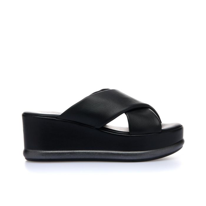 Ciabatte nere in pelle con maxi zeppa