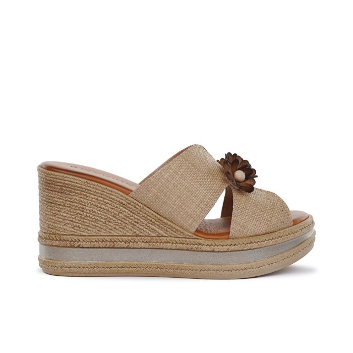 Sandali beige da donna con maxi zeppa e dettaglio floreale