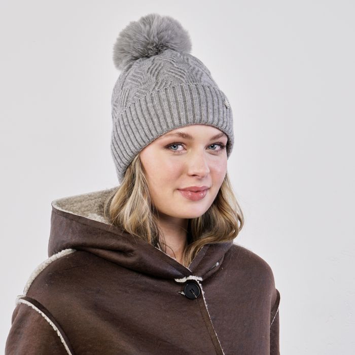 Berretto grigio con pon pon