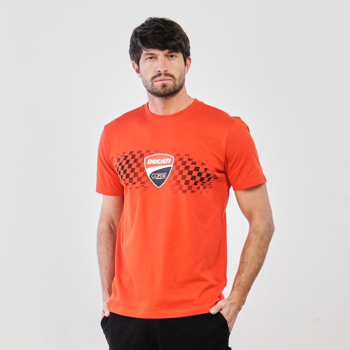 T-shirt rossa con maniche corte e stemma