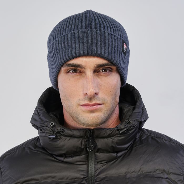 Berretto blu da uomo con stemma logo