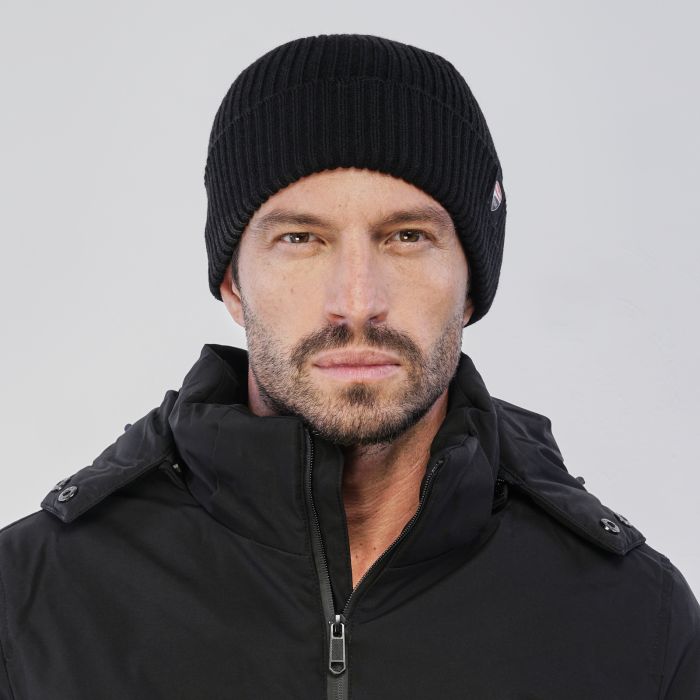 Berretto nero da uomo con stemma logo