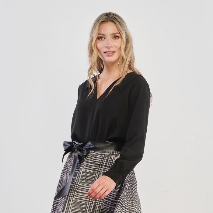 Blusa nera morbida con colletto