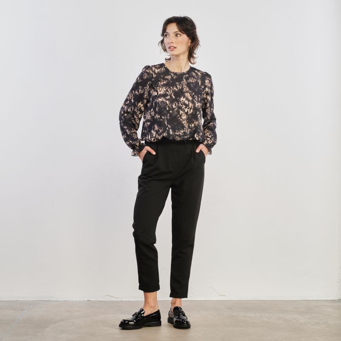 Pantaloni neri con risvolto e bottoni in vita