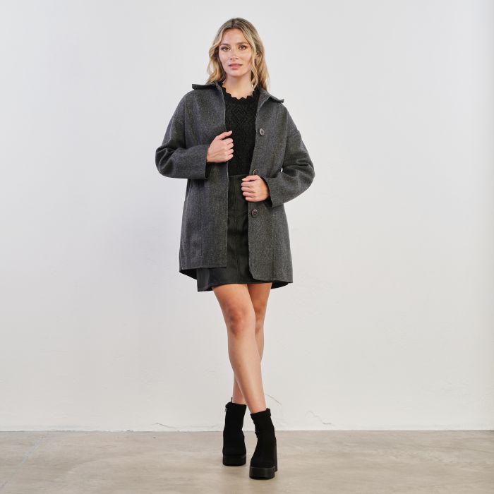 Cappotto grigio con bottoni