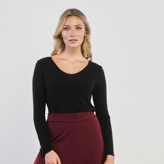 T-shirt a maniche lunghe nera con scollo ampio