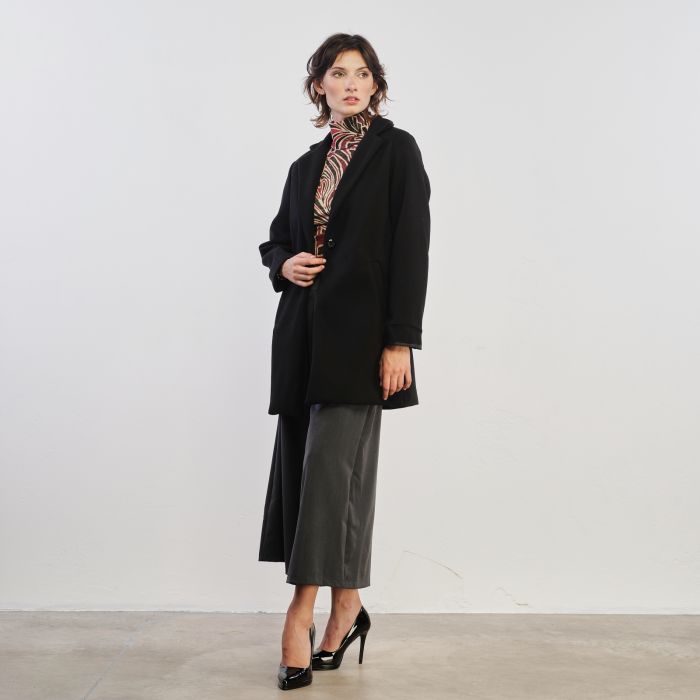 Cappottino nero con un bottone