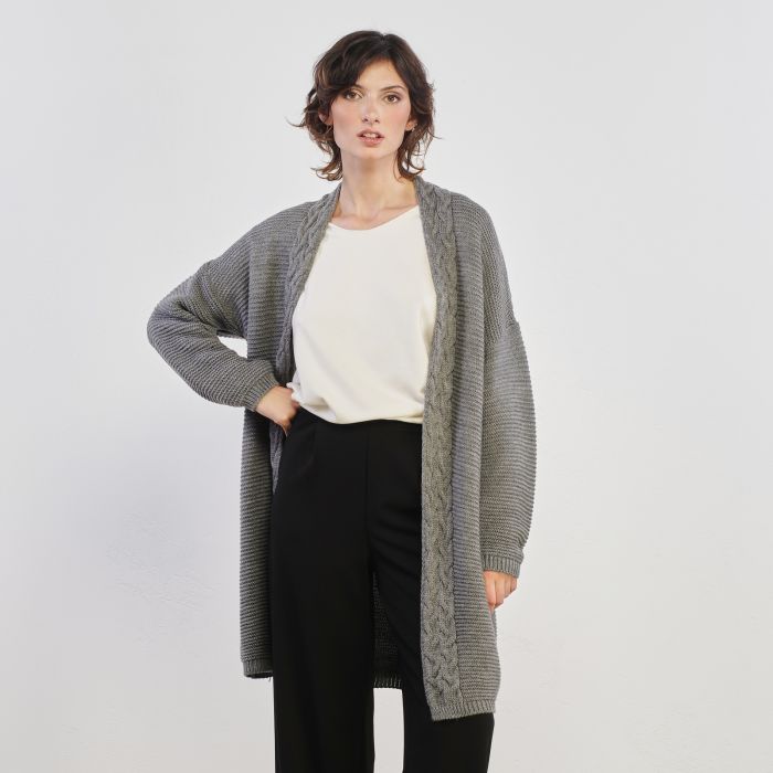 Cardigan lungo grigio aperto con lavorazione a maglia