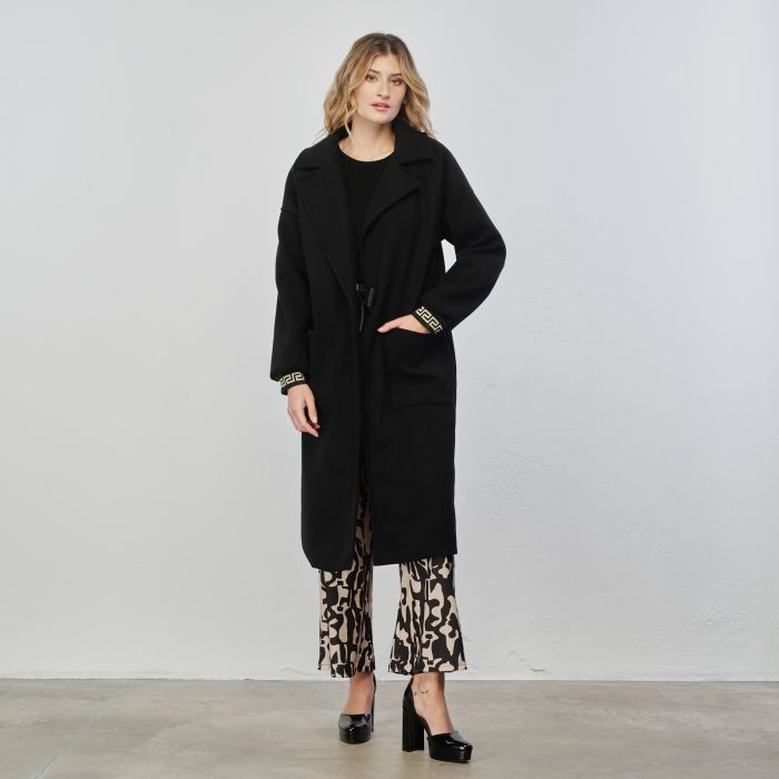 Cappotto nero con tasche apie e polsini con dettaglio oro