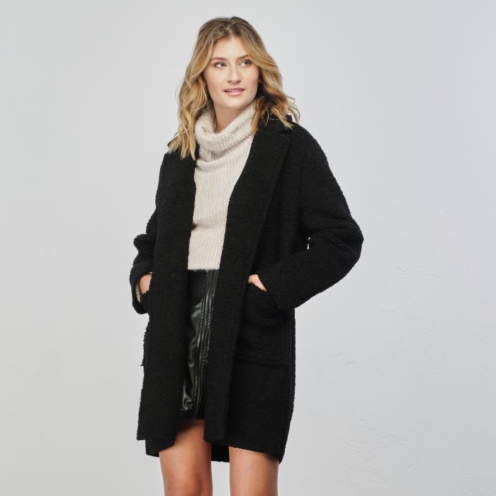 Cappotto nero aperto con tasche