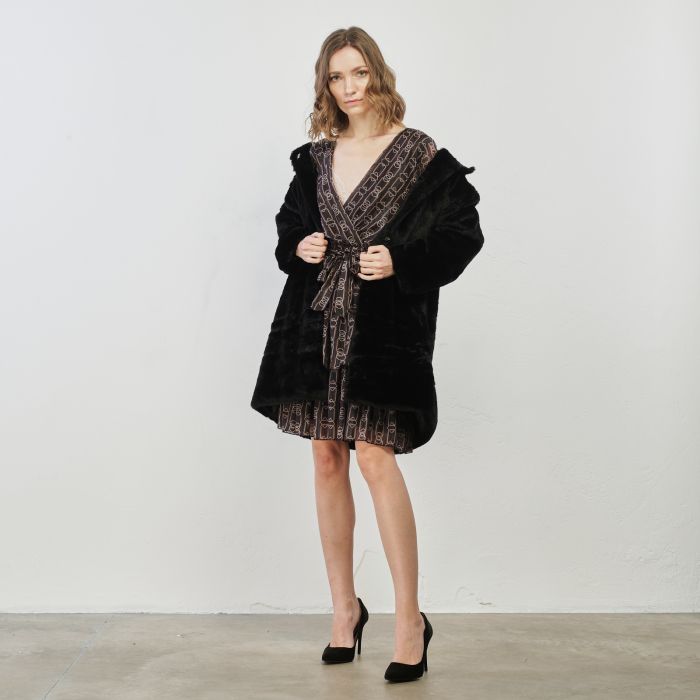 Cappotto nero in eco pelliccia