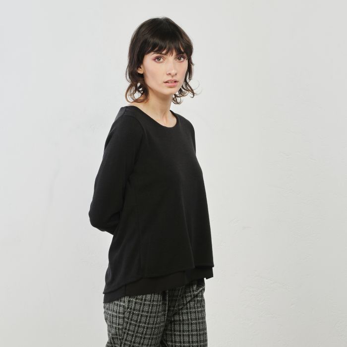 Maglia nera girocollo ampio