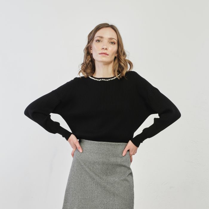 Maglione nero con dettaglio perle