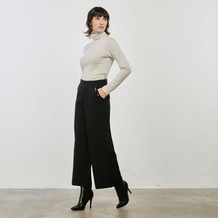 Pantaloni neri con gamba ampia