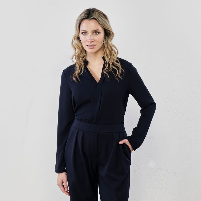 Blusa blu scuro con scollo a V e pinces