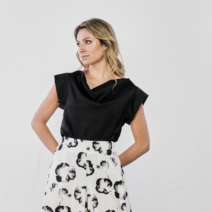 Top morbido nero in tessuto lucido con manica corta