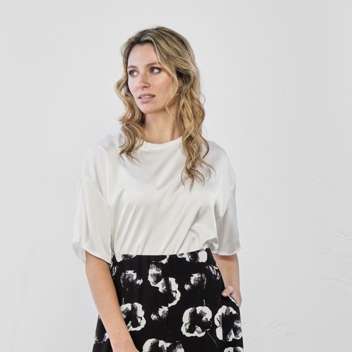 Top bianco in tessuto lucido con maniche corte