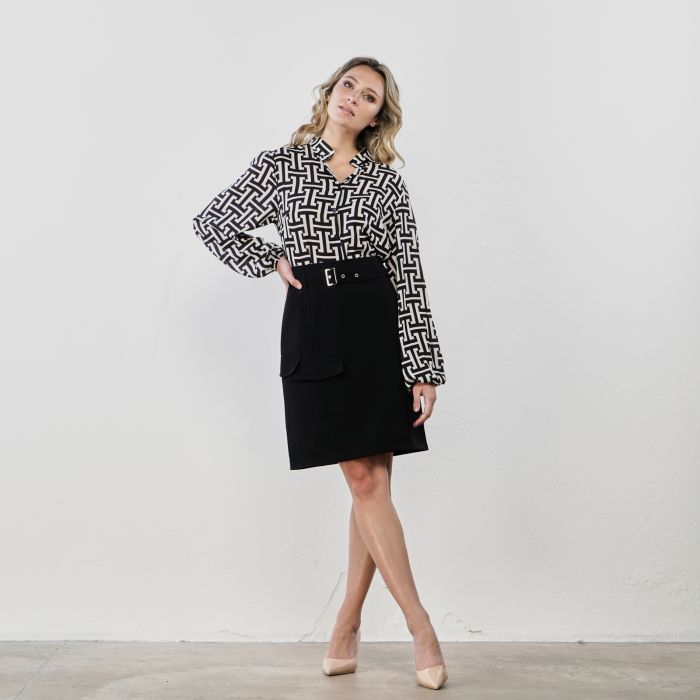 Gonna corta nera con tasche e cintura in vita