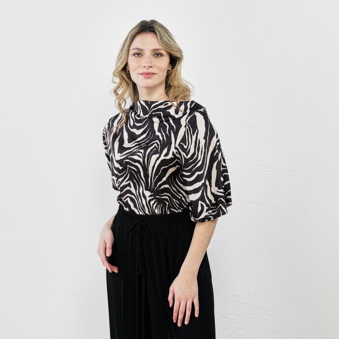 Top nero morbido maniche corte in fantasia animalier