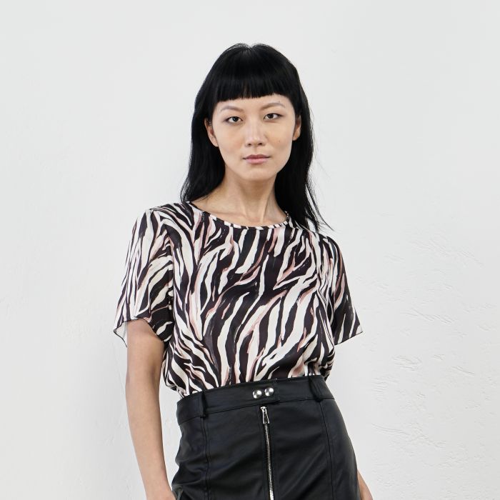 Top nero e bianco maniche corte in fantasia animalier