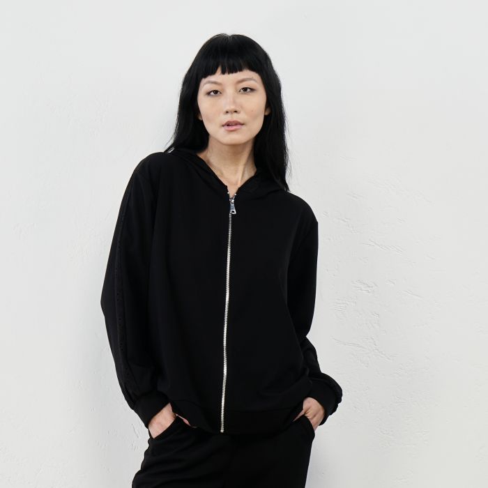 Felpa nera con zip e bande laterali in pizzo