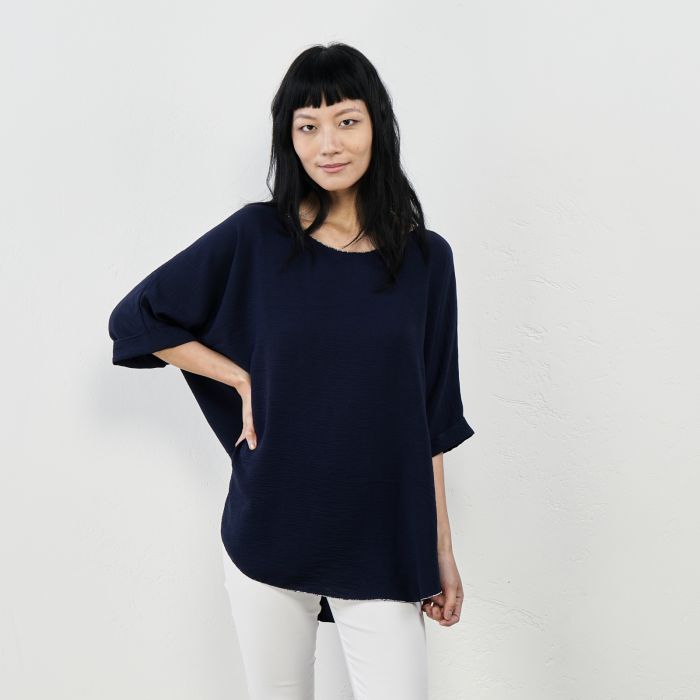 Blusa blu morbida con scollo a brachetta e orlo con glitter