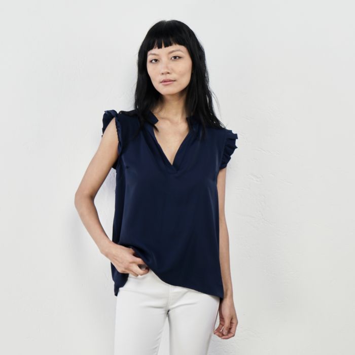 Top blu smanicato con volant