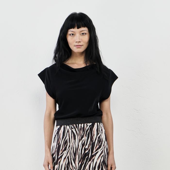 Top morbido nero con maniche corte