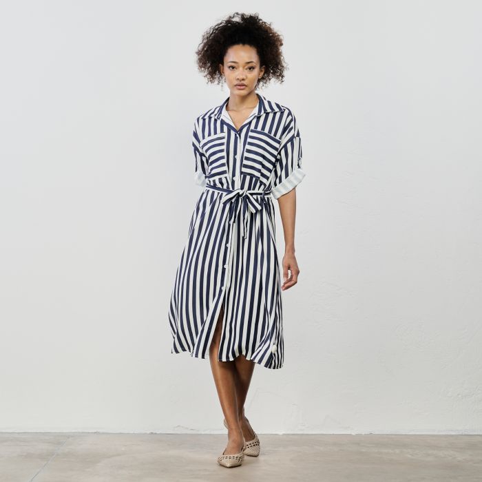 Vestito corto bianco e blu a righe con bottoni